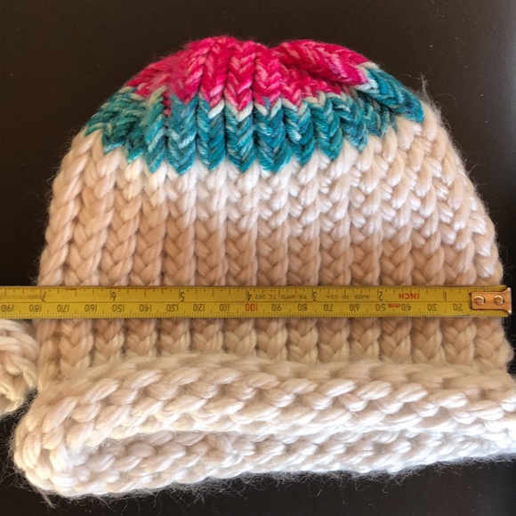 Two hand knitted hats - Picture 5 of 6